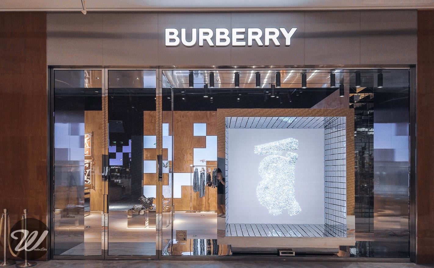 BURBERRY INTERACTIVE ARTISTIC WINDOW DISPLAY