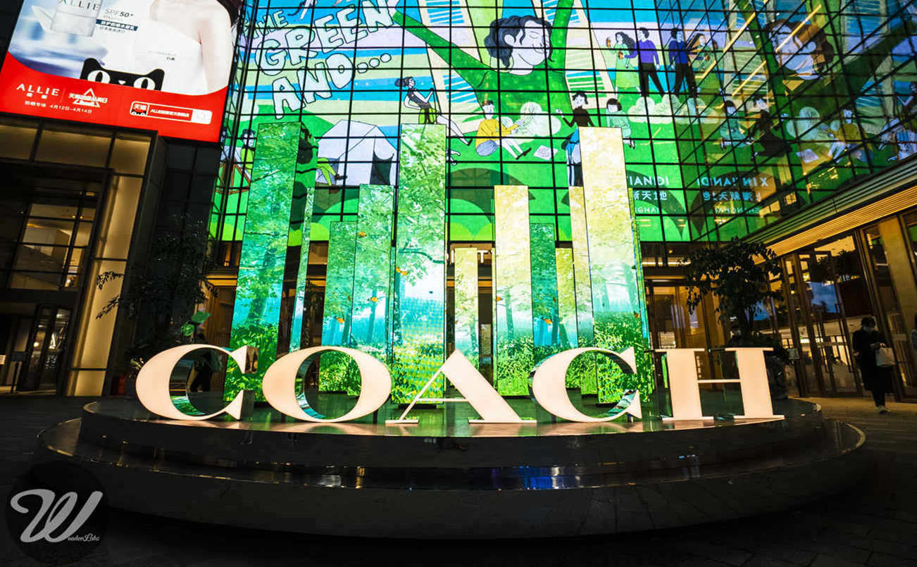 COACH FOREVER“镜面森林”户外艺术装置